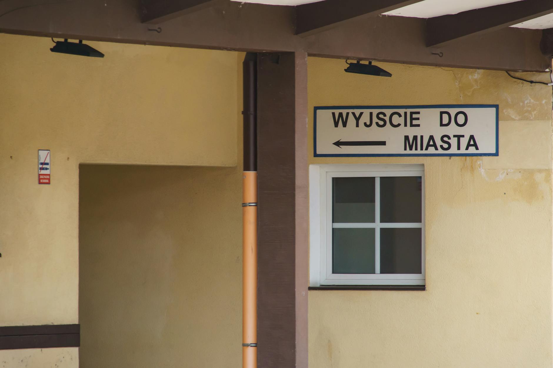 Grafika symbolizująca kolejki do specjalistów w Bieruniu, z naciskiem na frazę 'kolejki do specjalistów Bieruń'