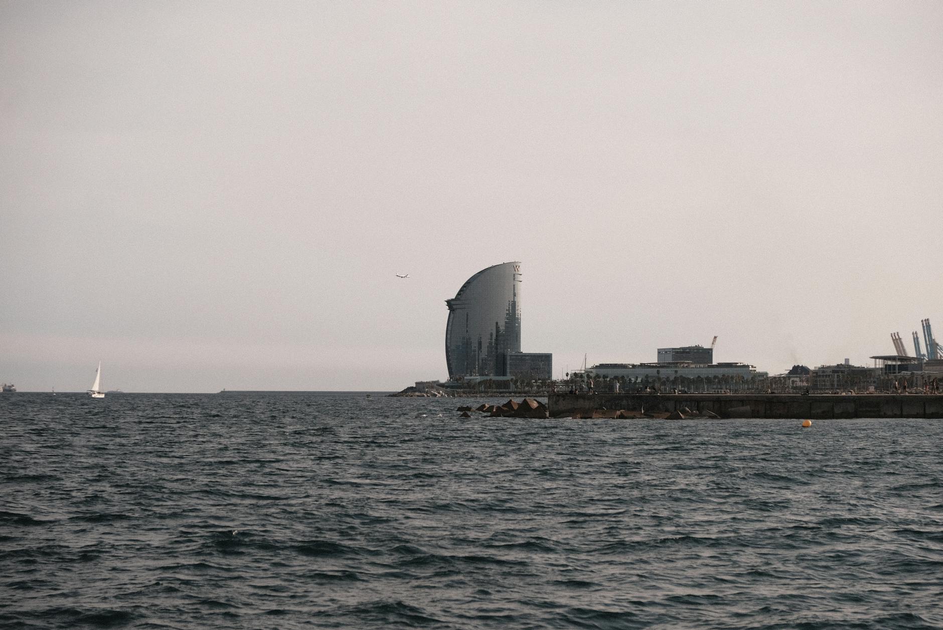 Uśmiechnięta rodzina świętująca majówkę na tle zieleni w Bieruniu