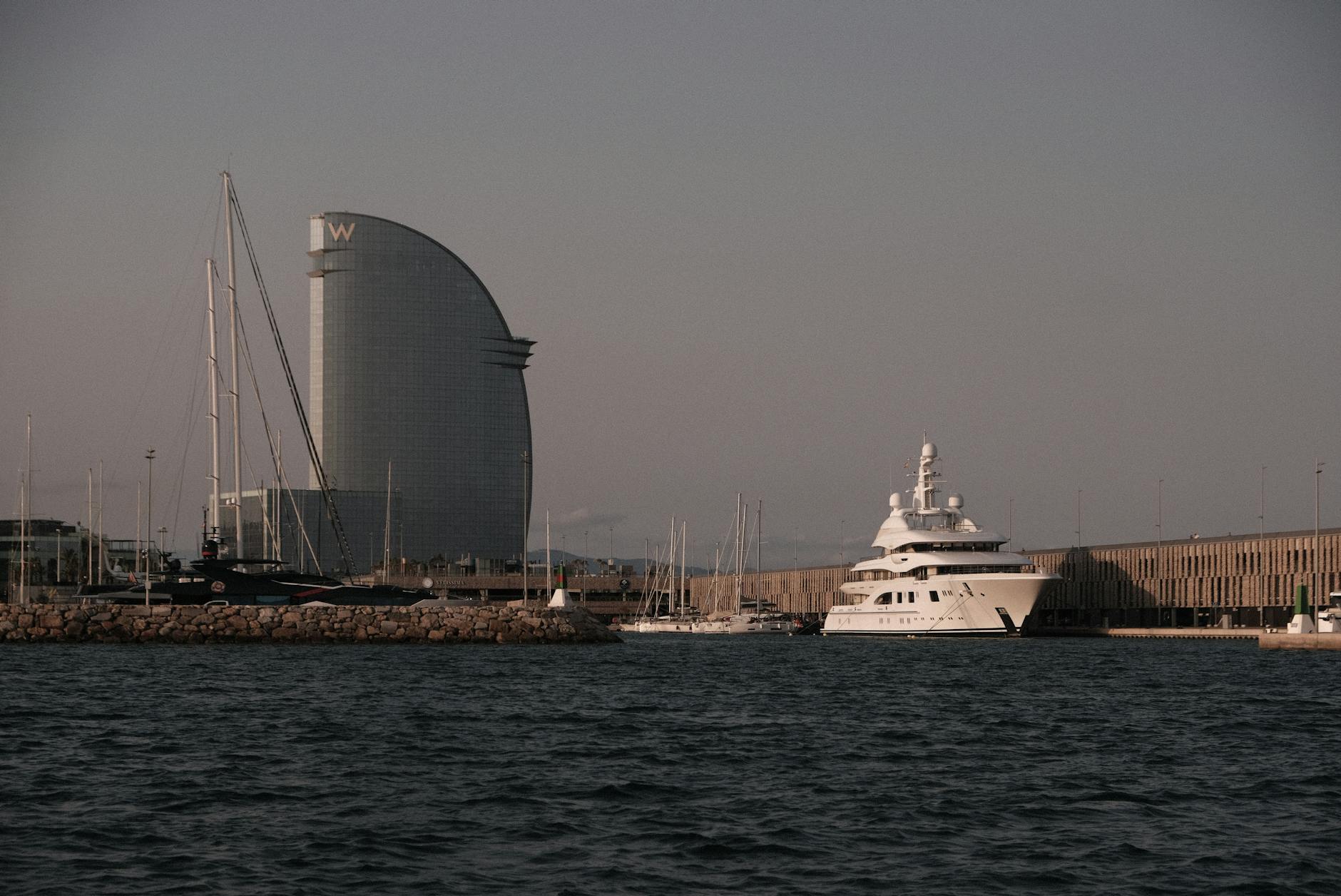 Ilustracja przedstawiająca słoneczny dzień z elementami zieleni i symbolami pikniku, nawiązująca do majówki w mieście.